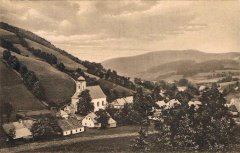 celkový pohled na ves s kostelem