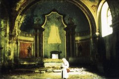 historické foto vyrabovaného interiéru