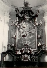 historické foto interiéru kostela (oltář)