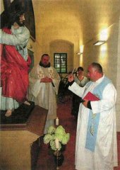svěcení zrestaurované sochy Krista nesoucího kříž