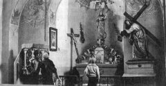 historické foto interiéru kostela se sochou Krista nesoucího kříž