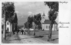 dobová pohlednice vsi s kaplí