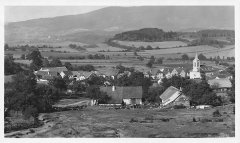 historické foto vsi s kostelem