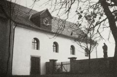 původní umístění sochy sv. Jana Nepomuckého u bočního vchodu do kostela 