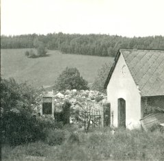 zbytky kostela a hřbitova