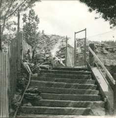 zbytky kostela a hřbitova
