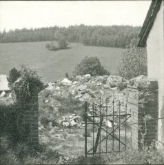 zbytky kostela a hřbitova