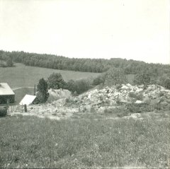 celkový pohled na trosky kostela a hřbitova