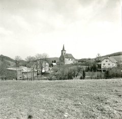 celkový pohled na ves s kostelem
