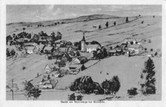 dobová pohlednice vsi s kostelem