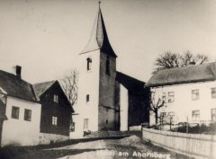 náves s kostelem