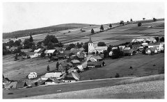 historické foto vsi s kostelem