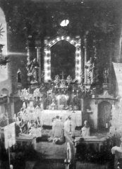 historické foto interiéru kostela - oltář