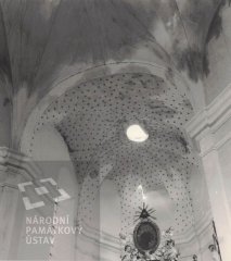 interiér původní kaple po požáru - presbytář