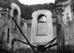 zdevastovaný interiér kostela