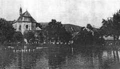 pohled na kostel přes návesní rybník