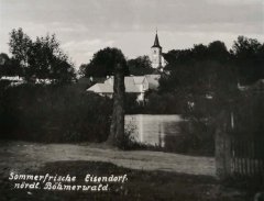 historické foto vsi s kostelem