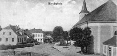 dobová pohlednice vsi s kostelem - výřez