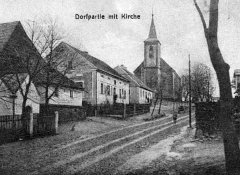 dobová pohlednice vsi s kostelem - výřez