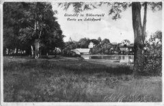 dobová pohlednice vsi s kostelem (věž v pozadí)