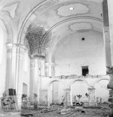 interiér kostela před demolicí