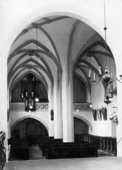 historické foto interiéru kostela - přední část