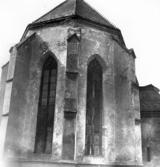zachovaná část kostela po zřícení věže