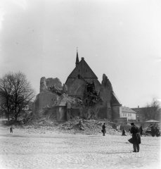 torzo kostela po zřícení věže