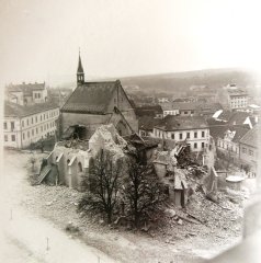 torzo kostela po zřícení věže