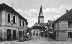 dobová pohlednice města s kostelem