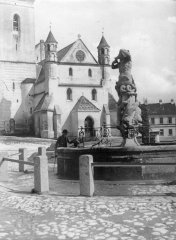 náměstí s kostelem