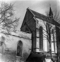 zachovaná část kostela po zřícení věže
