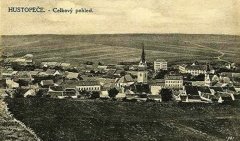 dobová pohlednice města s kostelem