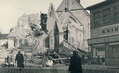 torzo kostela po zřícení věže