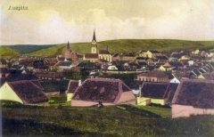 dobová pohlednice města s kostelem