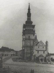 historické foto kostela se zajištěnou věží