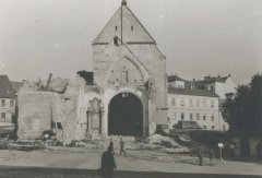 torzo kostela po zřícení věže