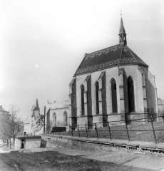 zachovaná část kostela po zřícení věže