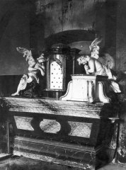 historické foto interiéru kostela - boční oltář