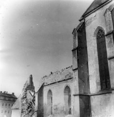zachovaná část kostela po zřícení věže