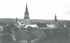 celkový pohled na město s kostelem