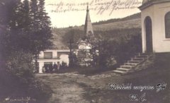 historické foto věže kostela (v pozadí)