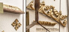 pozlacené dřevěné úlomky z výzdoby interiéru původního kostela nalezené v poničeném kostele v roce 1968