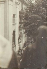 historické foto původního kostela při mši