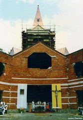 bohoslužba v ještě nedostavěném kostele