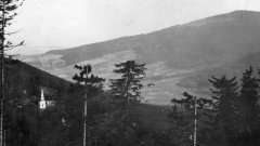 historické foto původního kostela (vlevo)
