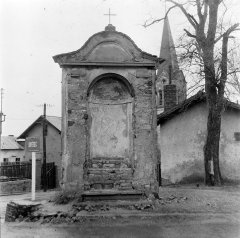 historické foto věže kostela (v pozadí)