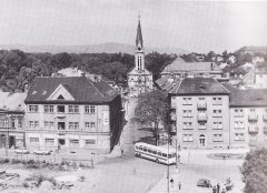 pohled ulicí ke kostelu