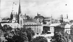 historické foto kostela (vlevo)