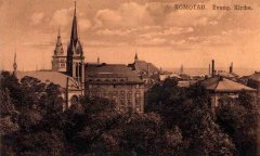 dobová pohlednice města s kostelem (vlevo)